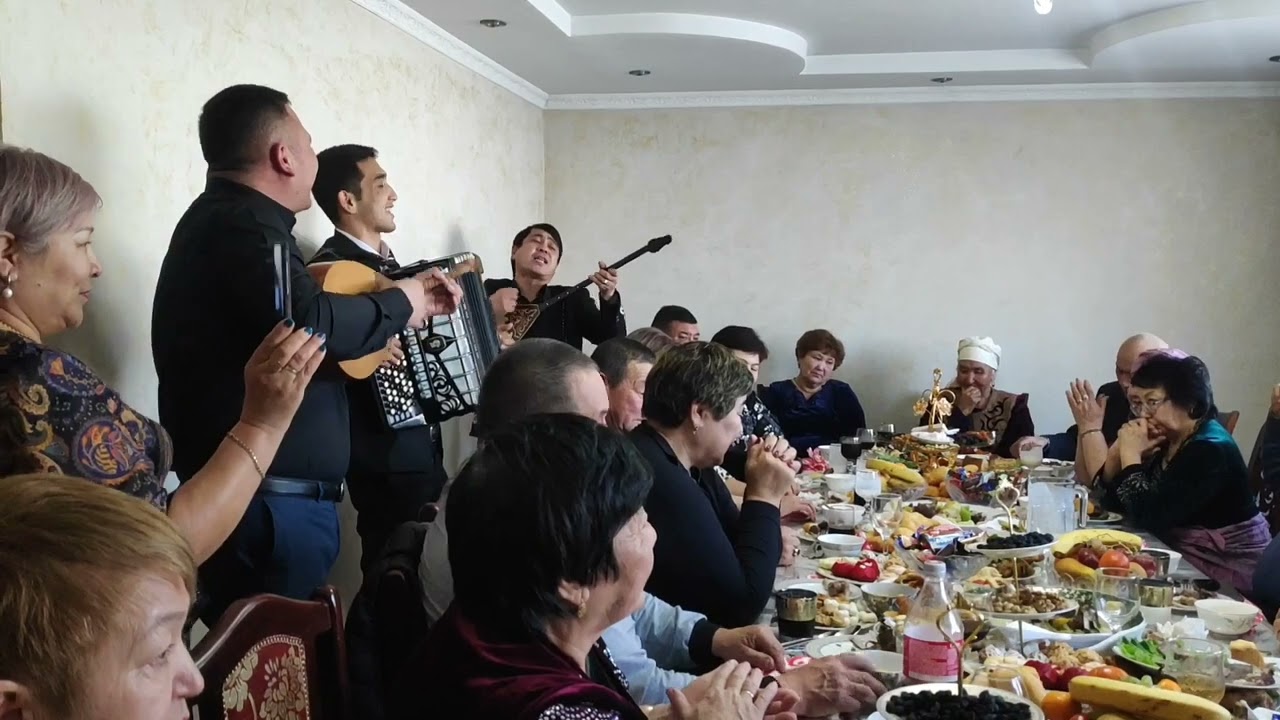 Бекзаттарым ай, Жегжаттарым ай деп құдаларға ән салды