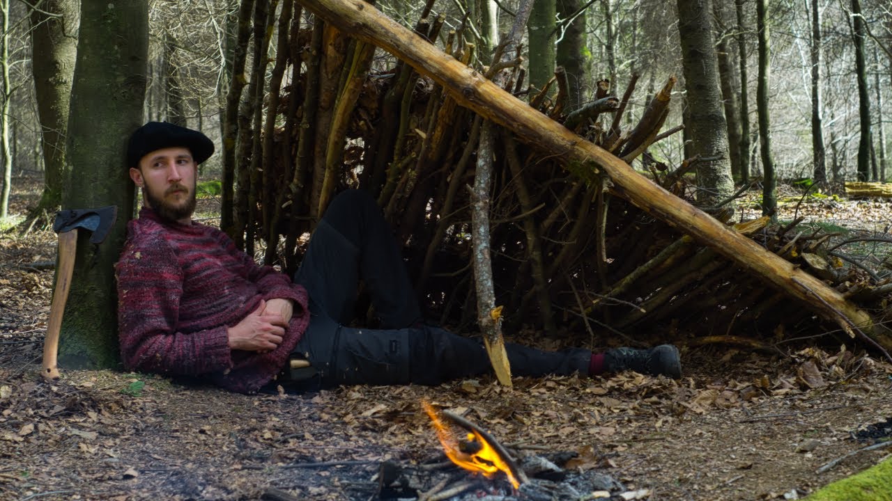 SOLO durmiendo en el monte - refugio de supervivencia, tortilla de patatas, vivac bushcraft