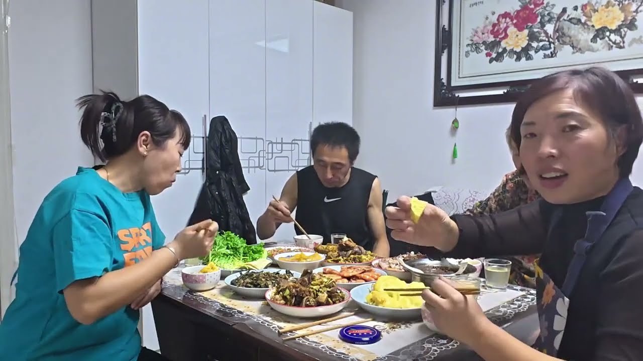 娟子做传统东北名菜，铁锅炖大鹅，再煮点黄桃罐头，美滋滋！