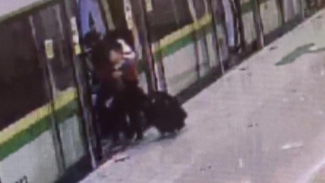 China's subway sees problem of passengers squeezing through closing doors