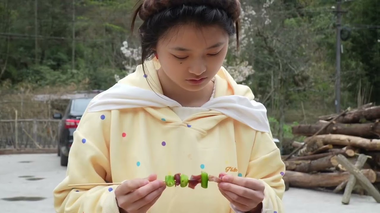 阿英和女儿们一起动手实现烧烤自由，满满全是料，院子这样吃舒坦 #农村生活#分享美食#小院烧烤#实现烧烤自由 #要吃的快来哟