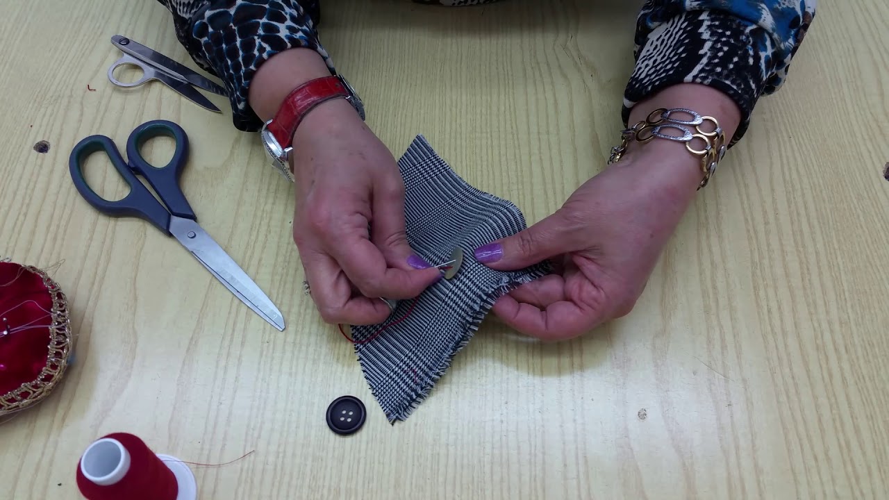 Tutorial sartoria - Come attaccare bene un bottone a due fori