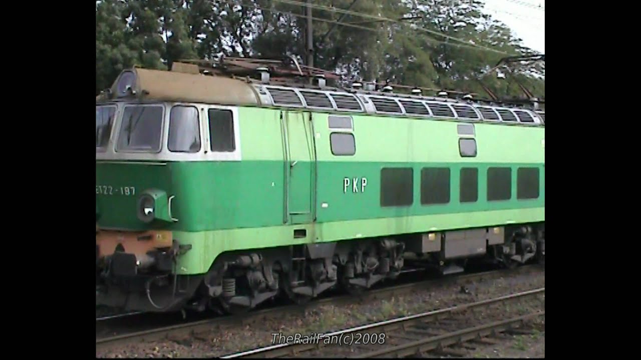 LOCOMOTIVE PKP ET22 187 AT GLIWICE STATION DEPARTS WITH A FREIGHT TRAIN POLAND 11/09/08