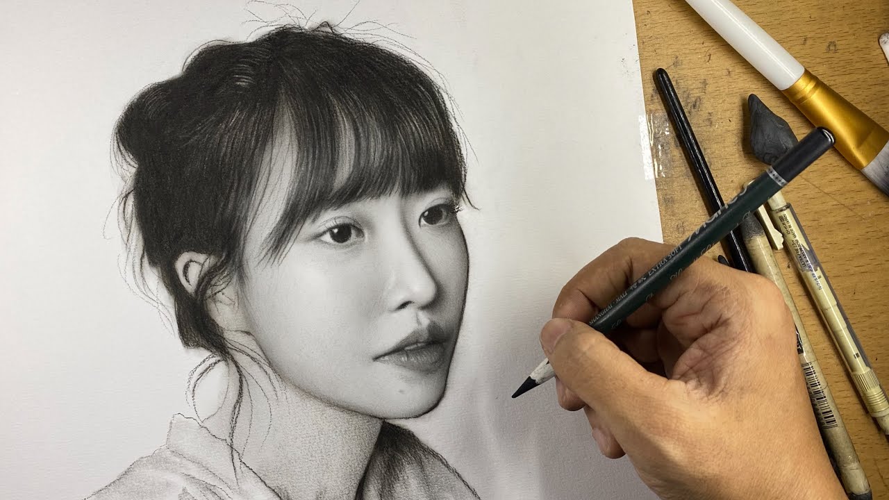 Draw a portrait with pencil charcoal techniques