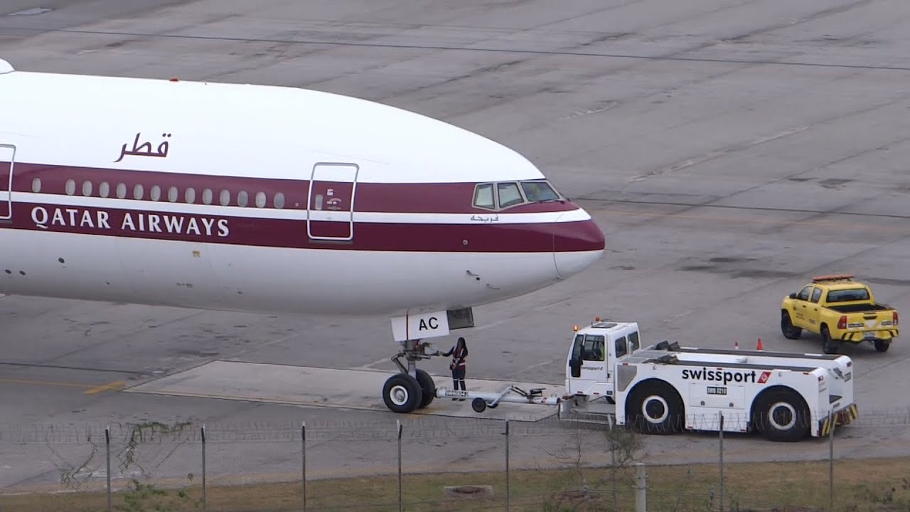 O belíssimo Boeing 777-300/ER da QATAR Airways RETRO Livery no Aeroporto de Guarulhos