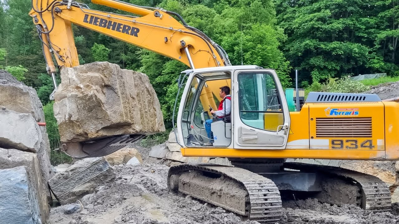 REALIZZAZIONE SCOGLIERA con LIEBHERR 934 🪨🚧 #escavatore #excavator 