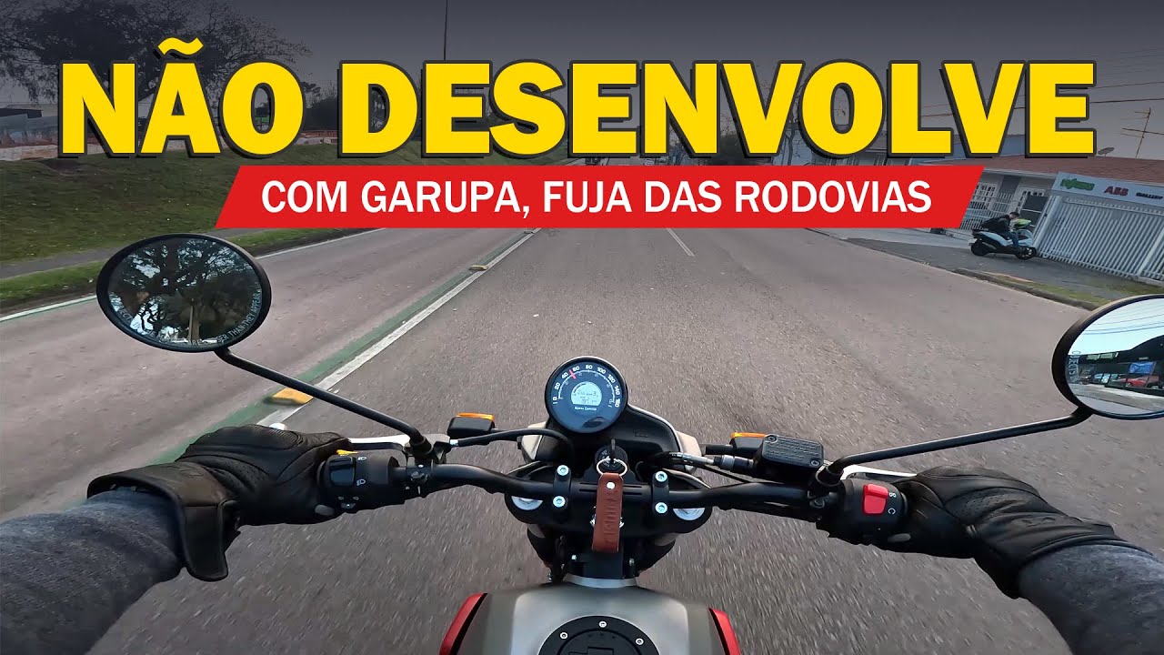 Royal Enfield Scram 411 com garupa na Rodovia