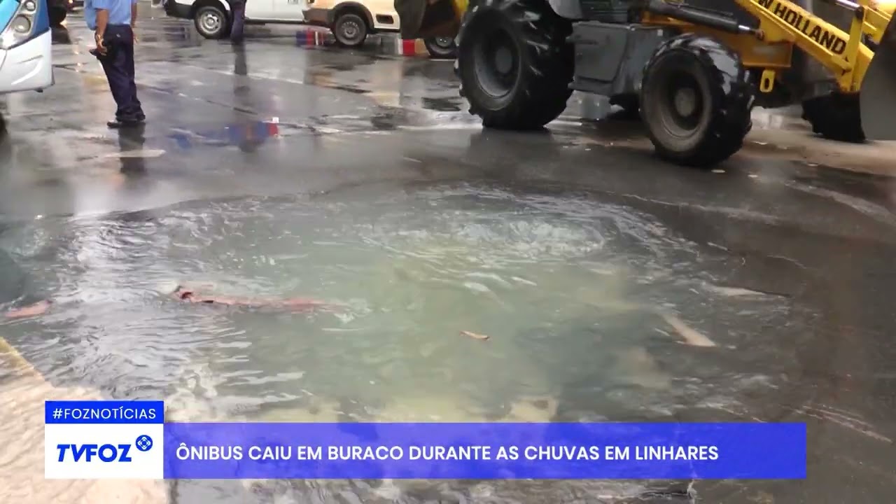 Ônibus caiu em buraco durante as chuvas em Linhares