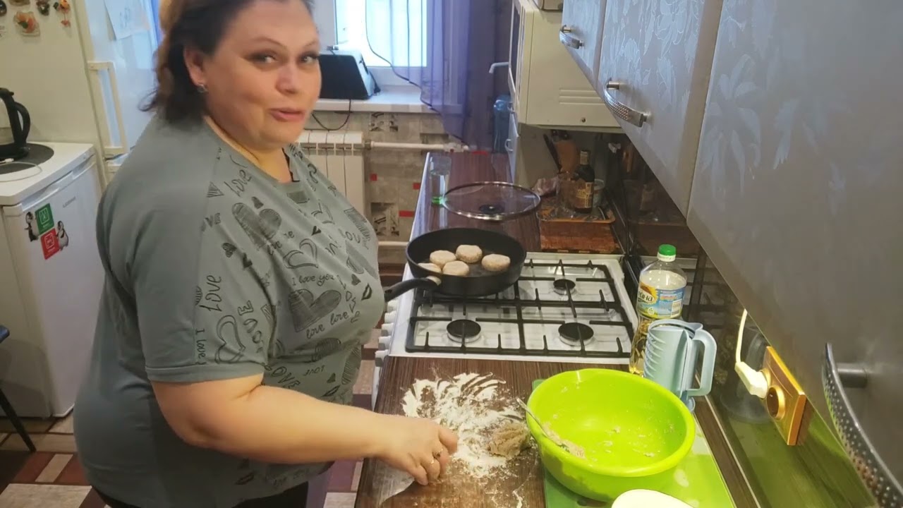 Готовлю УЖИН🍽/ КОТЛЕТЫ В ДУХОВКЕ/ САЛАТ из помидор/Наш отдых с пользой/ Каток/