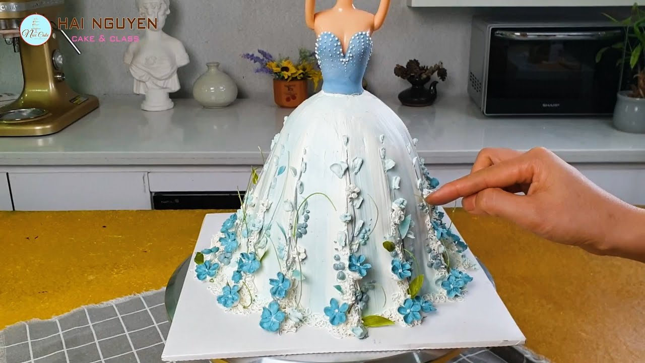 Cách Trang Trí Chiếc Bánh Búp Bê Barbie Đẹp Mắt Với Hoa Siêu Nhí