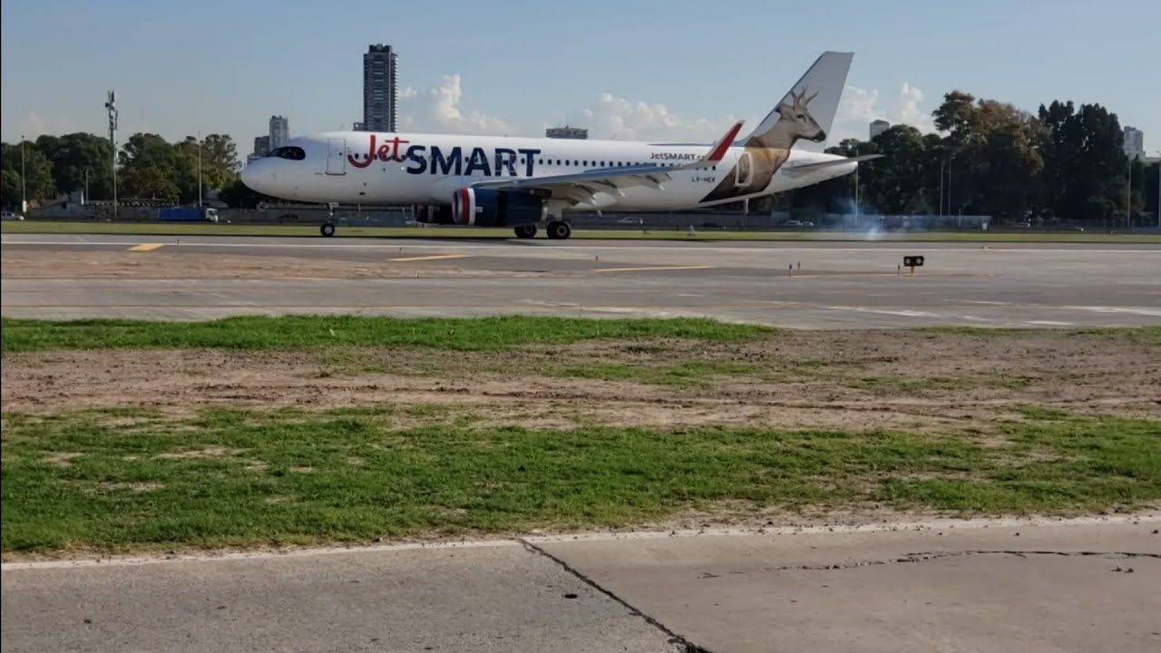 Jetsmart Argentina Airbus A320 LV-HEK landing at Aeroparque Jorge Newbery