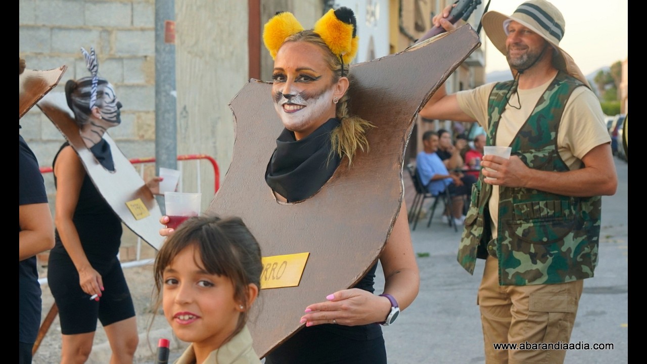Desfile de carrozas y comparsas en Hoya del Campo 2024