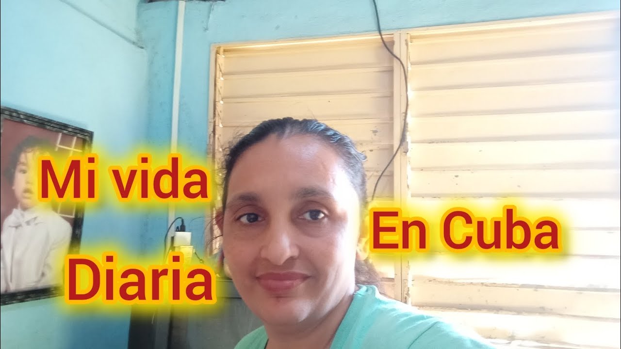 Una cubana en Cuba  haciendo trámite en el banco y las colas interminables .