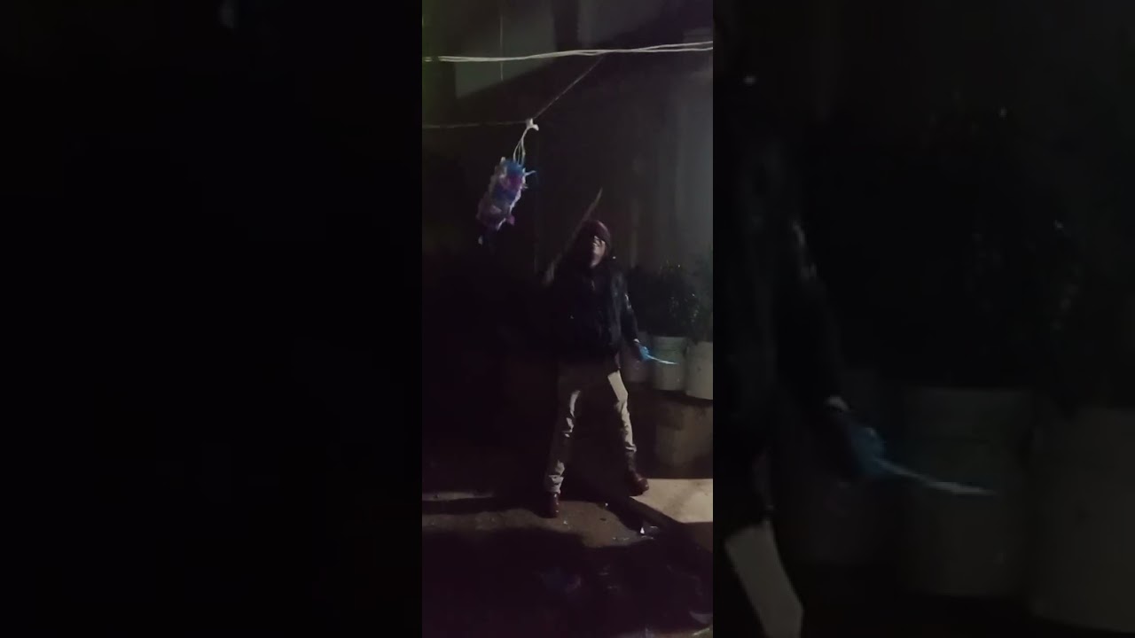 Los señores no pudieron romper la piñata 