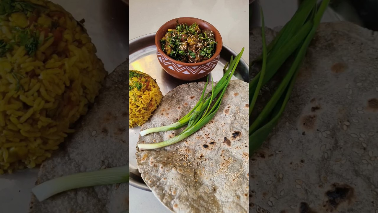 बाजरीची भाकरी | Bajarichi bhakri recipe | भोगी सन | Bhogi special | simple and easy bhakri #shorts
