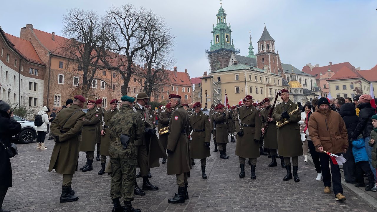 Przejście marszu na defiladę na Placu Matejki w Krakowie 11.11.2024