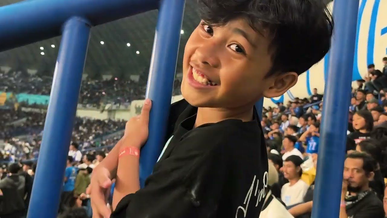 SUASANA DI STADION GBLA