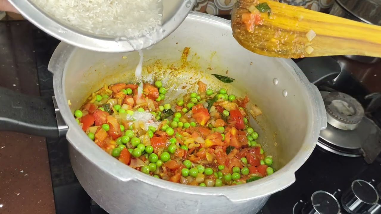 Tomato greenpeas bhat/ ಟೊಮ್ಯಾಟೊ ಬಟಾಣಿ ಭಾತ್@samhithasaviruchi #samhitha #tomatobathrecipe #rice 