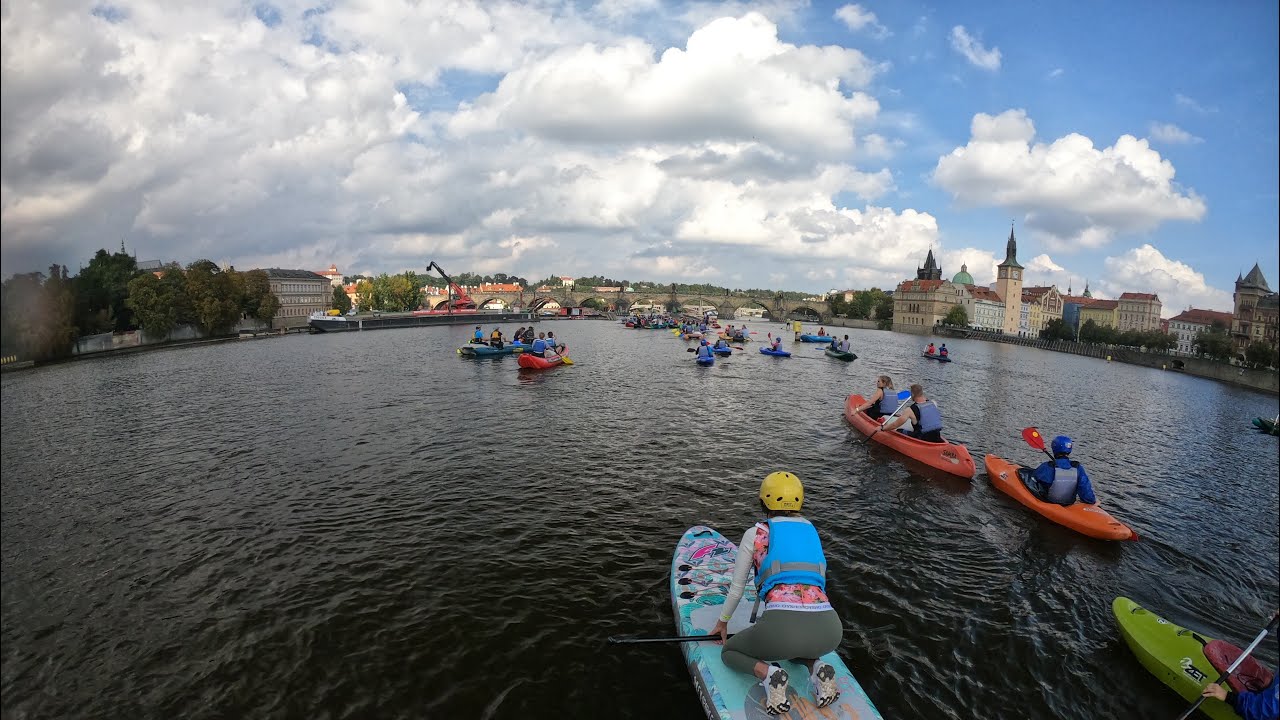 Prahou přes 3 jezy na paddleboardu HD