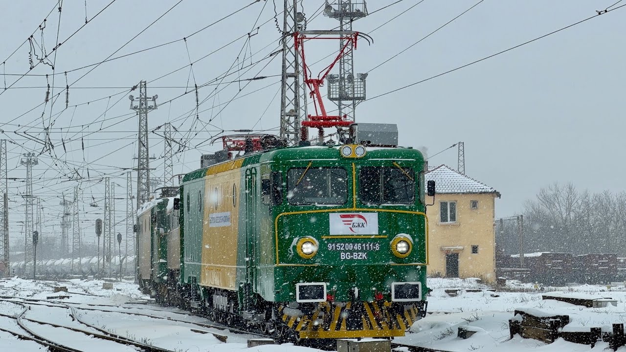 Лъскавите 46 111 и 46 745, заедно с 87 026 заминават от Русе Разпределителна на фона на снежно време