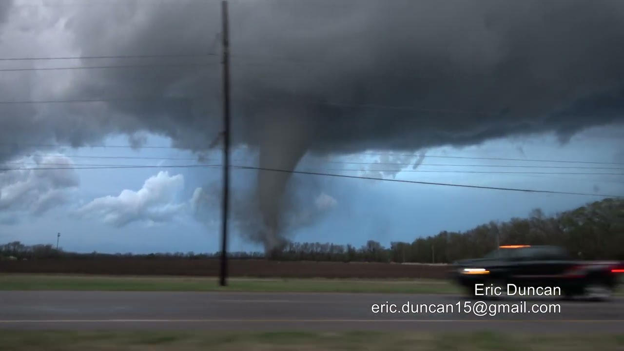 LOUD, CLOSE RANGE, VIOLENT, DESTRUCTIVE Tornado Andover KS 04/29/ 2022.