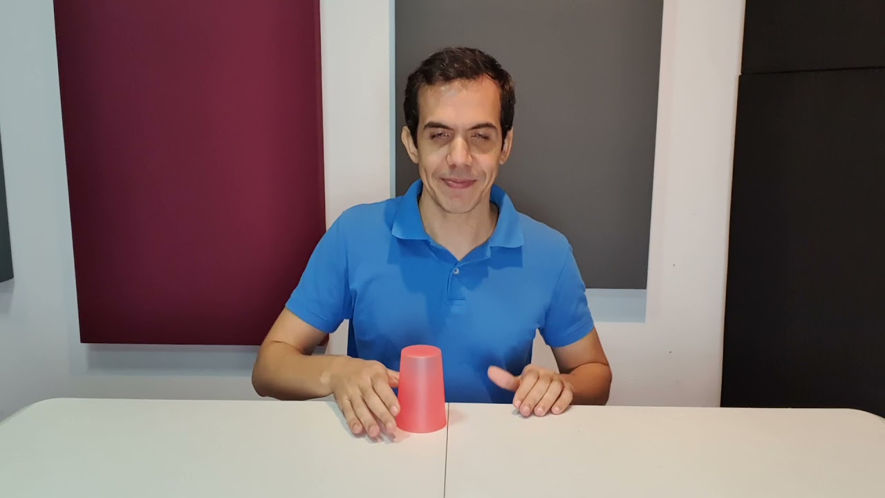 Desafio rítmico com copo