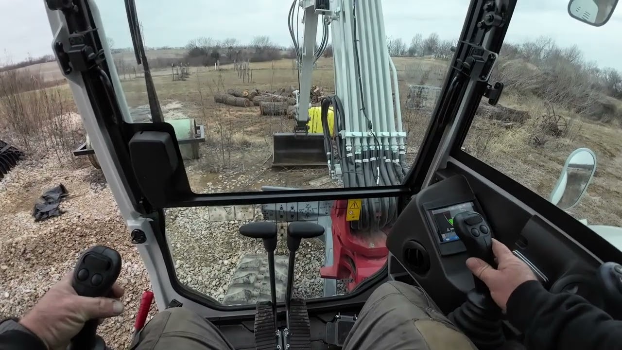 Operating Hydraulic Coupler on Takeuchi TB260