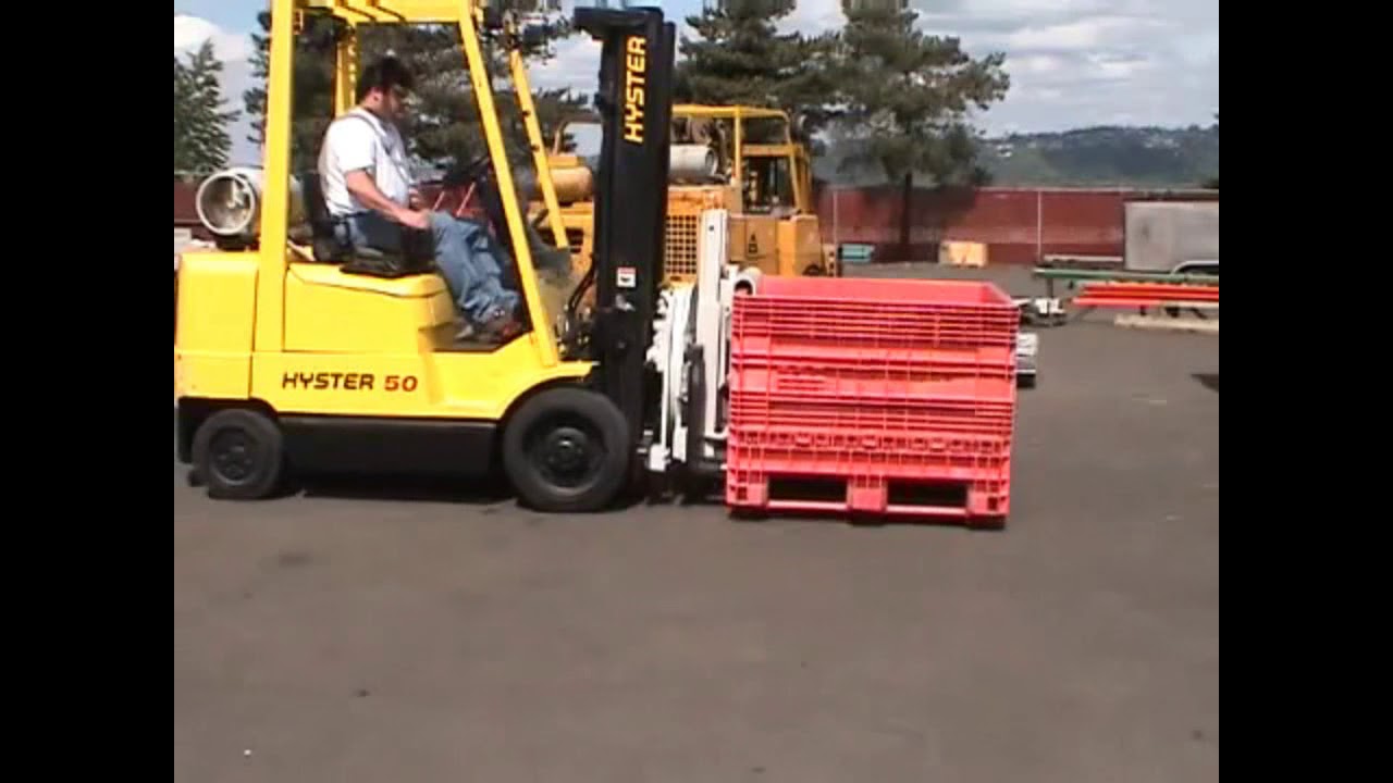 Atașament motostivuitor pentru rotirea și răsturnarea mărfurilor vrac (bulk box handler)