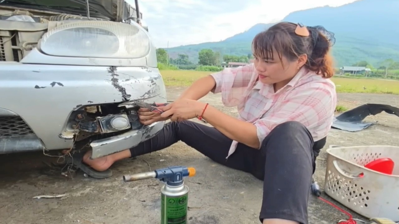 A skilled female mechanic rescued and repaired a car stuck in the mud after an accident