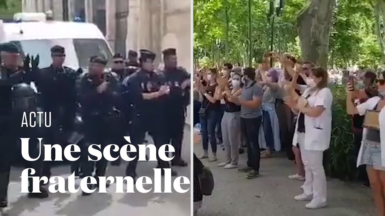 Des policiers et des soignants s'applaudissent pendant la manifestation à Nîmes