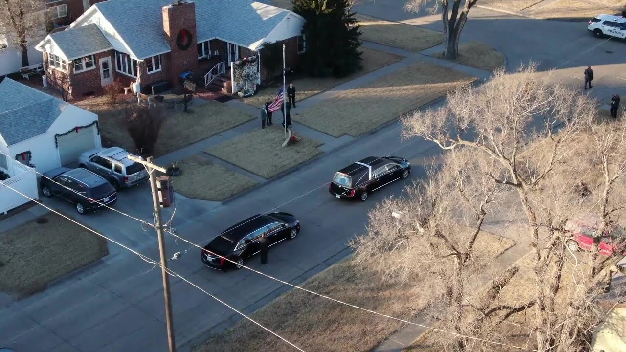 Bob Dole's hearse stops at Dole's old home