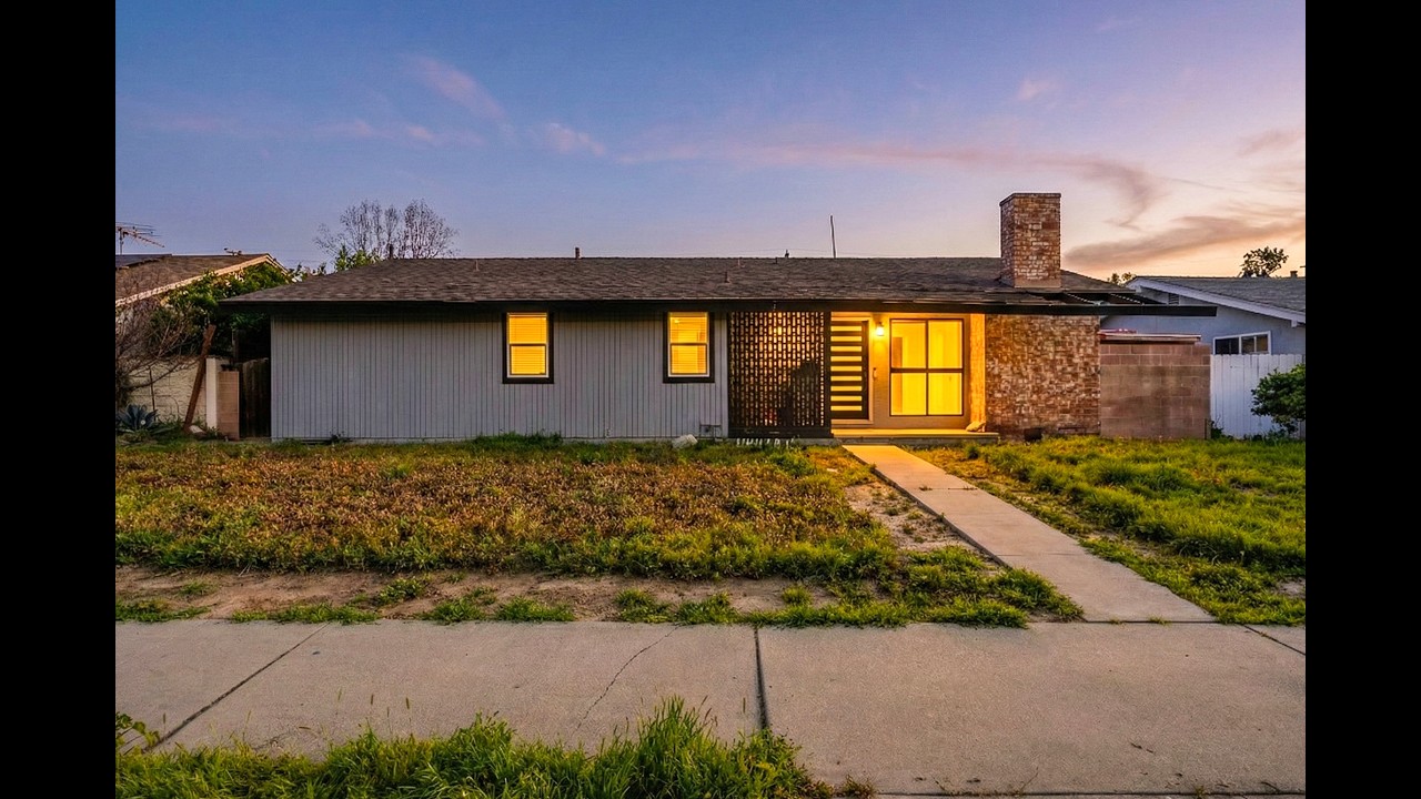 7702 De Soto Ave, Canoga Park, CA 91304
