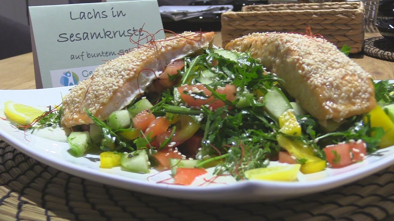 Zum Nachkochen: Lachs in Sesamkruste mit Salat