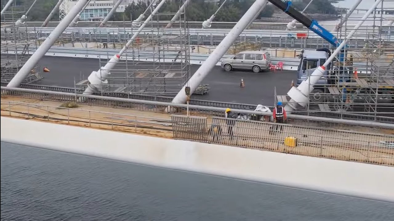 2026.02.08 淡江大橋工程  淡水端 行控中心 中正路沙崙路口輕軌初期施工 南下車道外側金屬護欄吊裝 各區最新進度概況 空拍直播