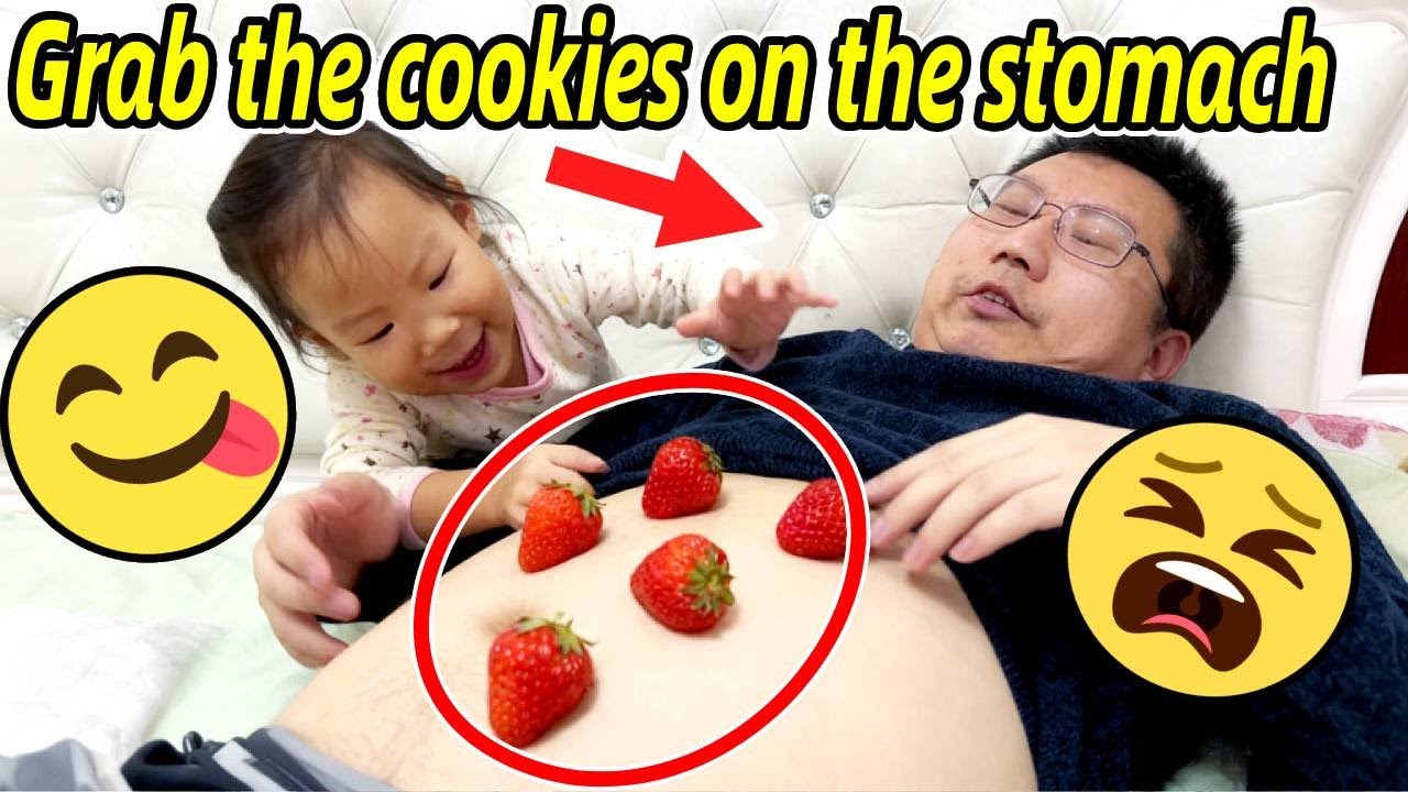 和爸爸抢大草莓吃【Competing with Dad to eat the big strawberry】#最暖親子陪伴 #男人帶娃系列 #爹帶娃 #在家陪娃日常 #女兒奴