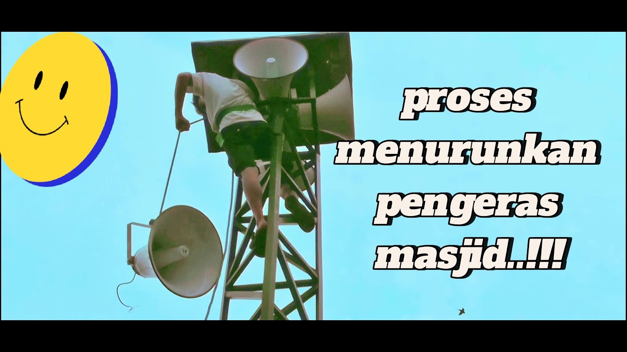 proses pencopotan toa masjid yang mati di menara masjid