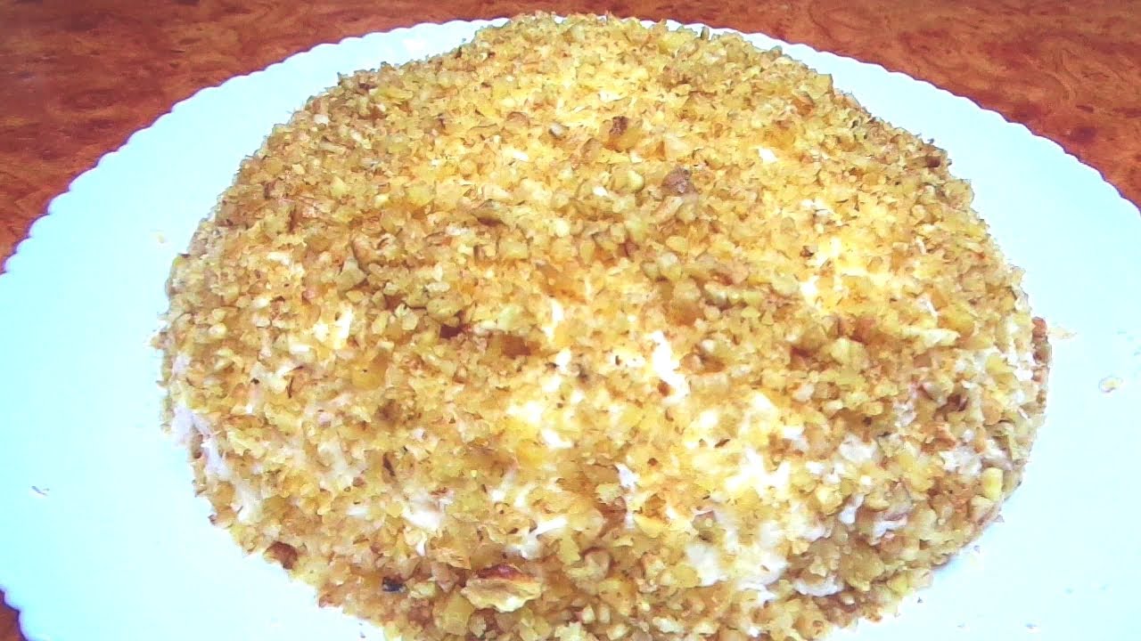 Куриный салат с ананасом, простой в приготовлении и вкусный, с экзотической ноткой.