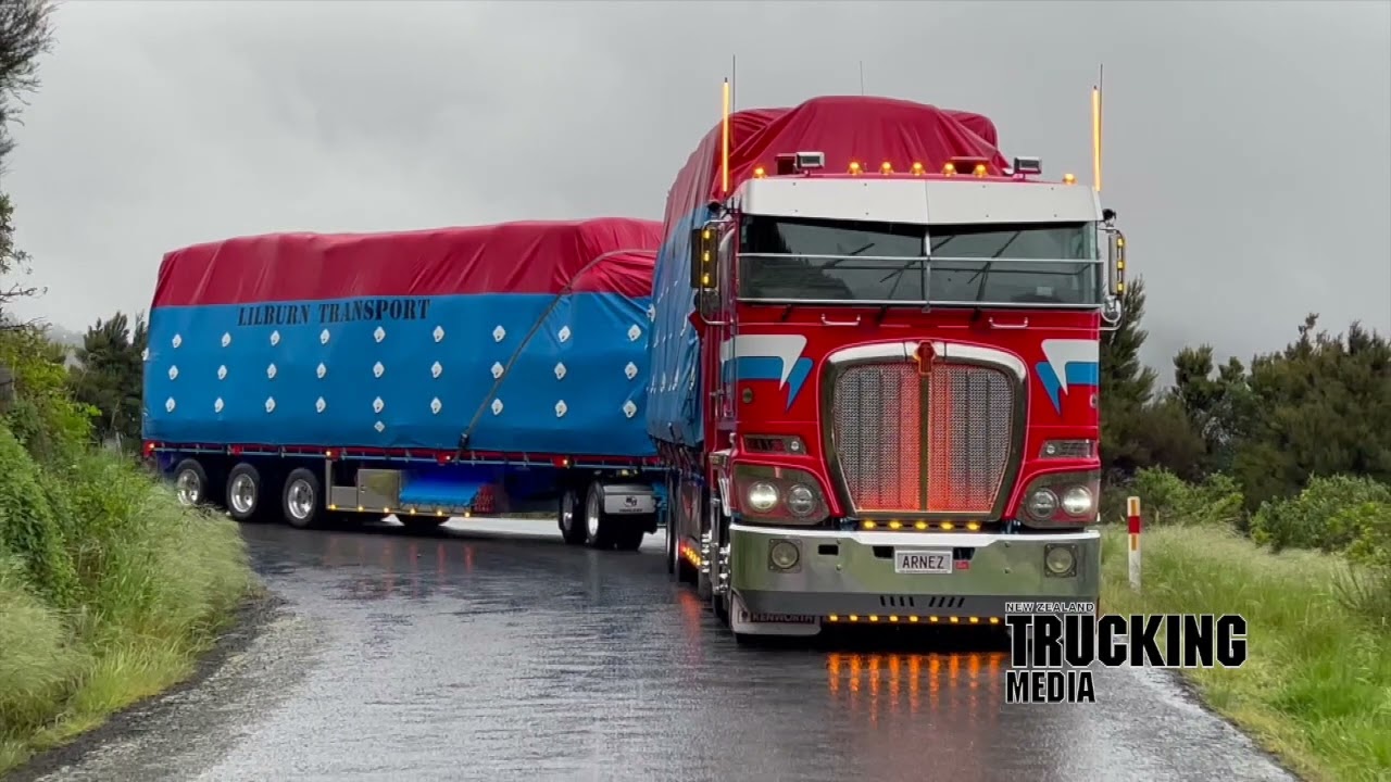 Kenworth K200 hauling wool bales
