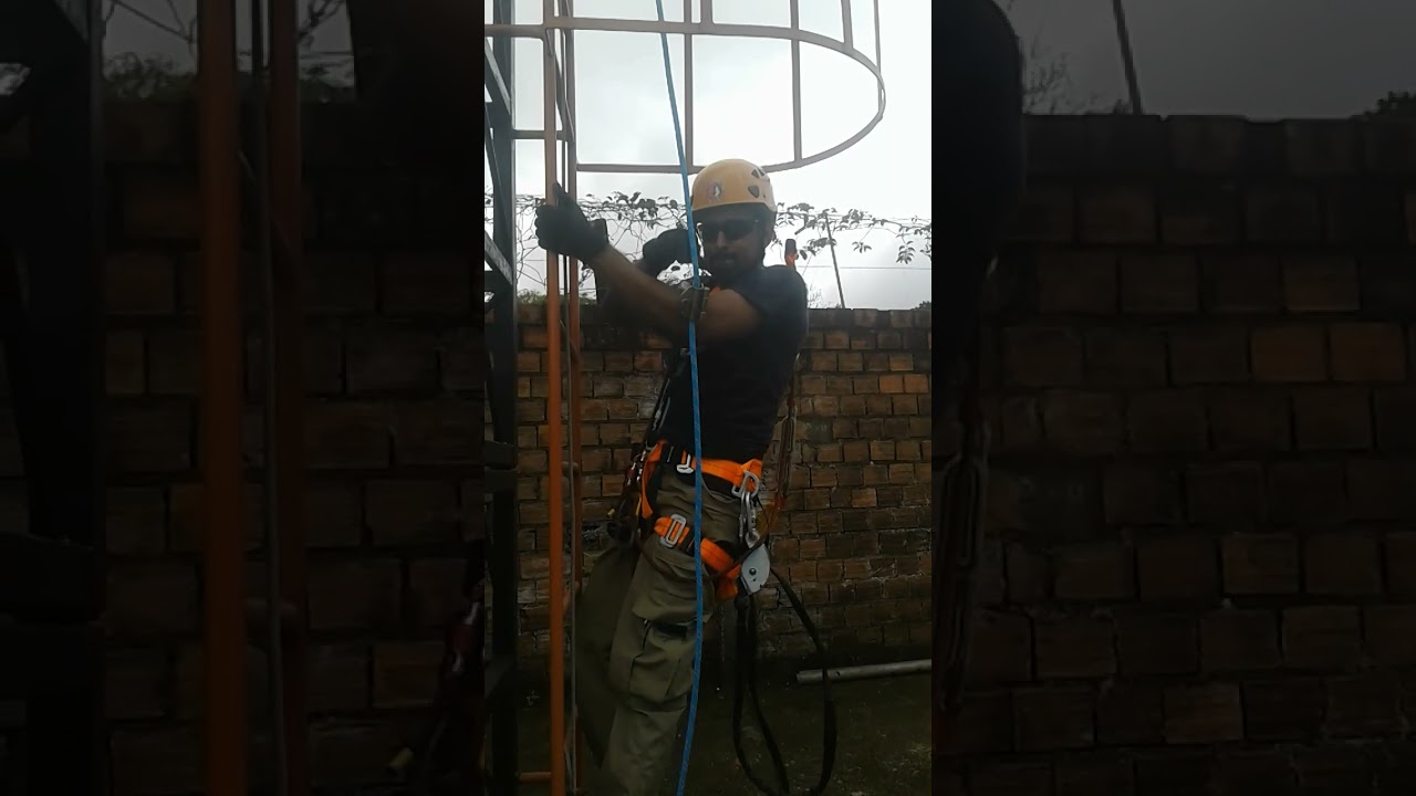 Ascensão com trava queda em escada de maneira correta.