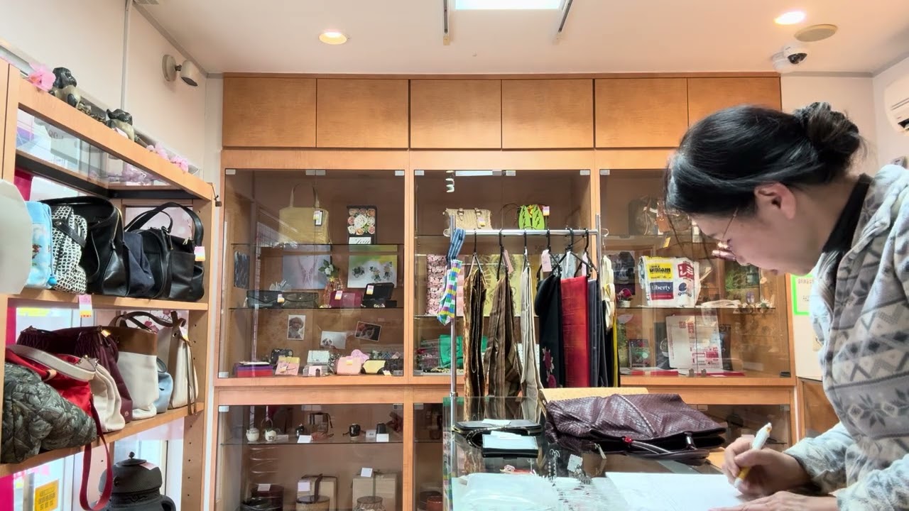 市場への出品準備の様子 お買い取りさせていただいたお品はこうして市場に行きます。福岡粕屋JR原町駅前の質屋ハルマチ原町質店 HP https://harumachi.com
