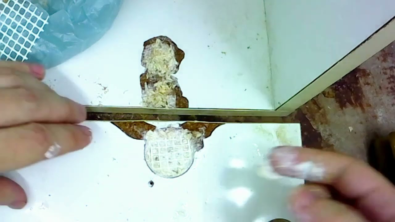 Un trucco per chiudere buchi nel legno grandi e piccoli  Stuccare le cerniere anta-MN7