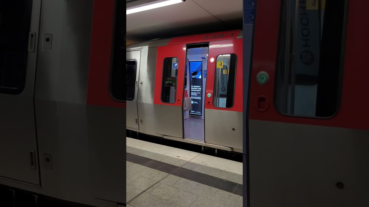 U-Bahn Hamburg DT5 T&uuml;r spinnt, an der Haltestelle Berliner Tor