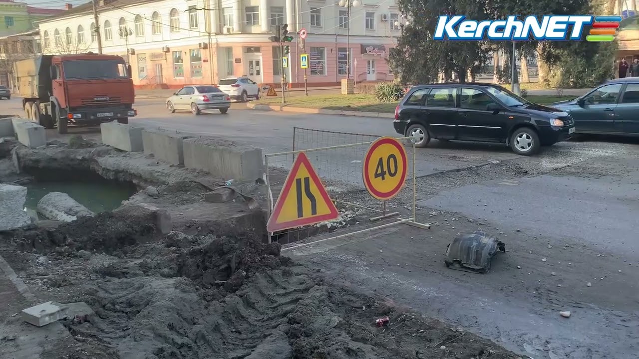 В Керчи в дорожную ловушку попал троллейбус