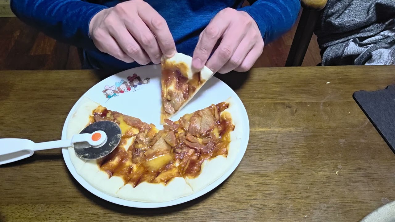 石窯工房の、直火焼きテリヤキチキンピザを、夕飯にレンチンして、堪能している所を、撮影してみました。
