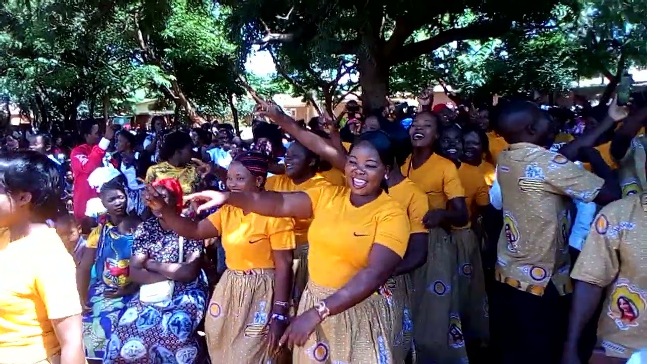 St. Atanazio Mchini - Anyamata awiri aku Emausi