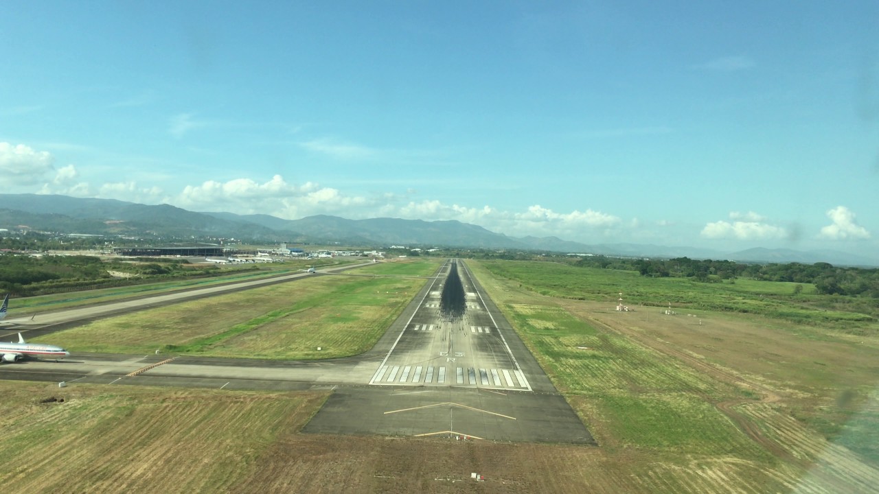4K UHD COCKPIT VIEW OF LANDING AT PANAMA TOCUMEN AIRPORT RWY 03R