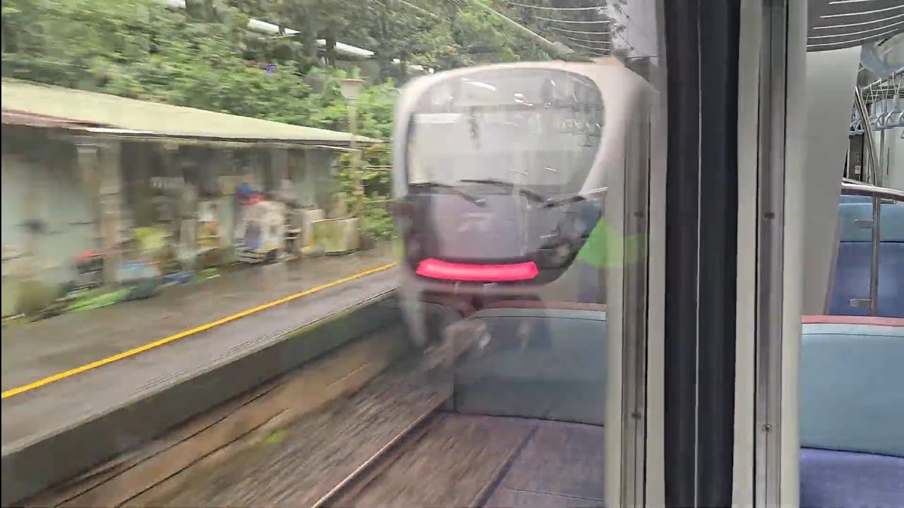4119次瑞芳發車經由宜蘭線開往樹林的銀綠色微笑號EMU900型十輛一編組EMU907區間車，和4152次楊梅發車經由宜蘭線開往福隆的銀綠色微笑號EMU900型十輛一編組EMU921區間車