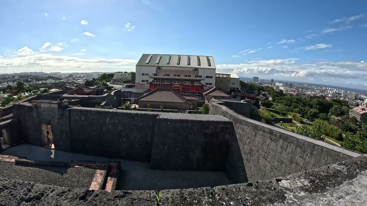 Okinawa en un día: historia, kárate y resistencia, camino a bucear en sus paradisiacas islas