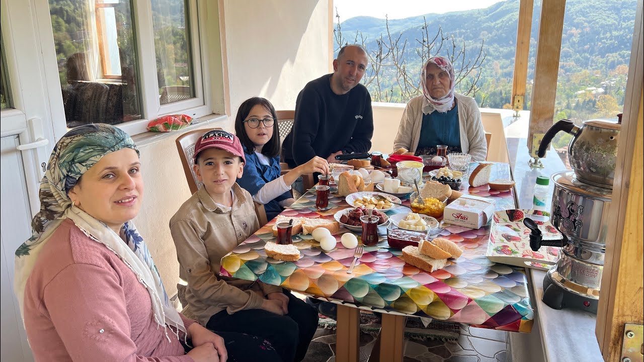 Balkonda sabah kahvaltısı İnebolu Bayram ziyareti