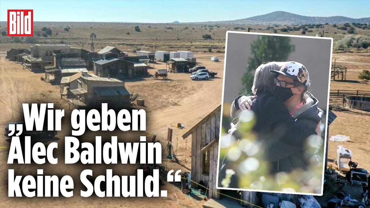 Baldwin erschießt Kamerafrau: Hier umarmt er den Witwer